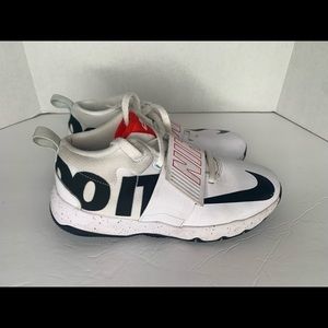 Nike team hustle D8 unisex  shoes size 5.5